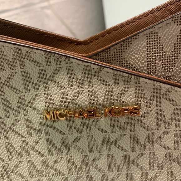 Michael Kors leather shoulder bag and matching wallet - Picture 2 of 5